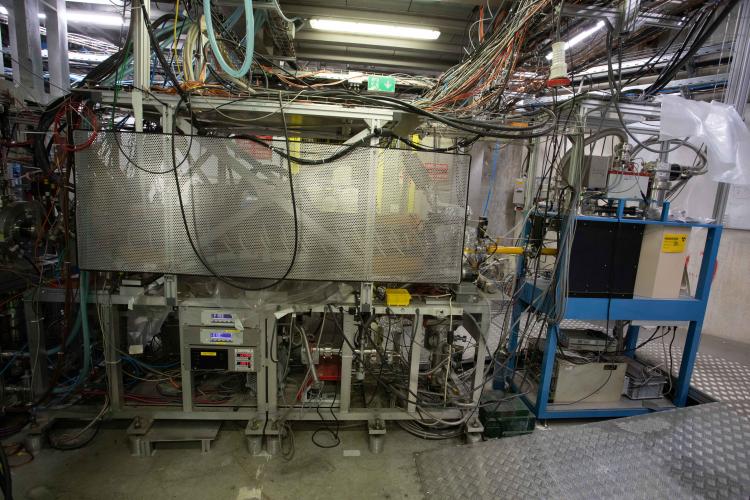 Positron accumulator with source