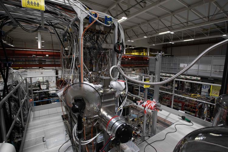 ALPHA-g lead and cryo gas assembly